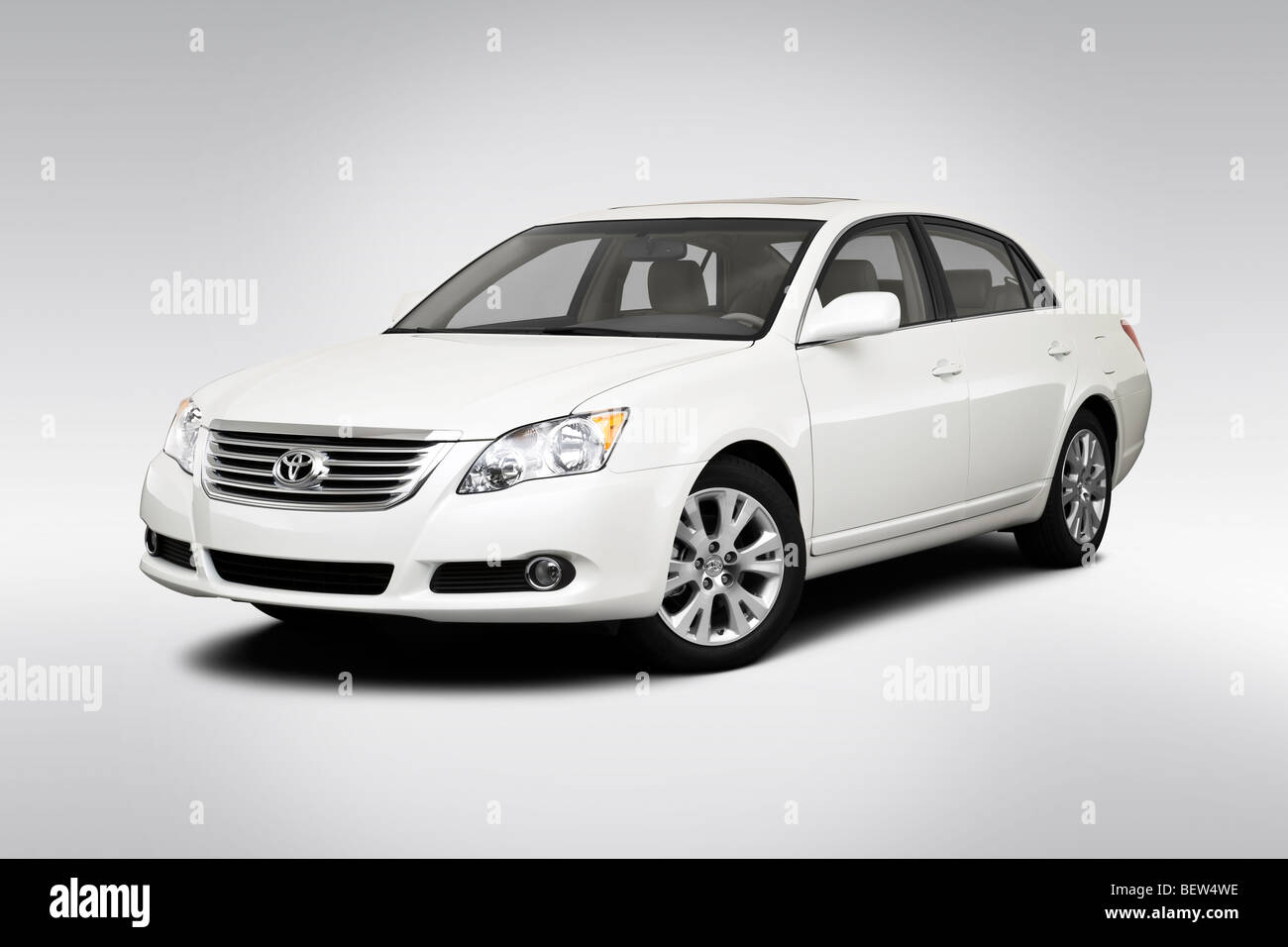 2010 Toyota Avalon XLS in bianco - Vista anteriore angolare Foto Stock