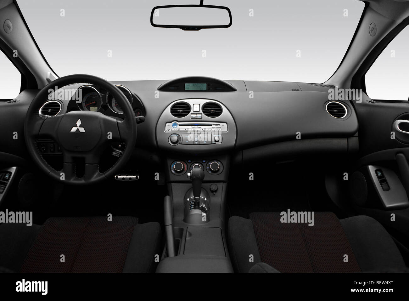 2010 Mitsubishi Eclipse GS Sport in nero - Cruscotto, consolle cambio di marcia visualizzare Foto Stock