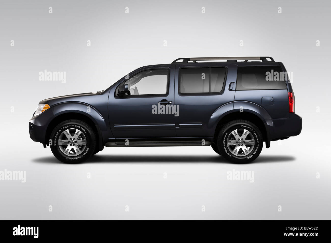 2010 Nissan Pathfinder se in grigio - Driver Profilo laterale Foto Stock