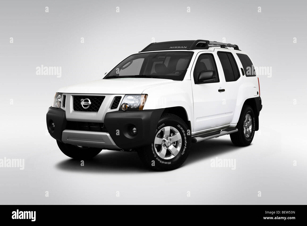 2010 Nissan Xterra S in bianco - Vista anteriore angolare Foto Stock