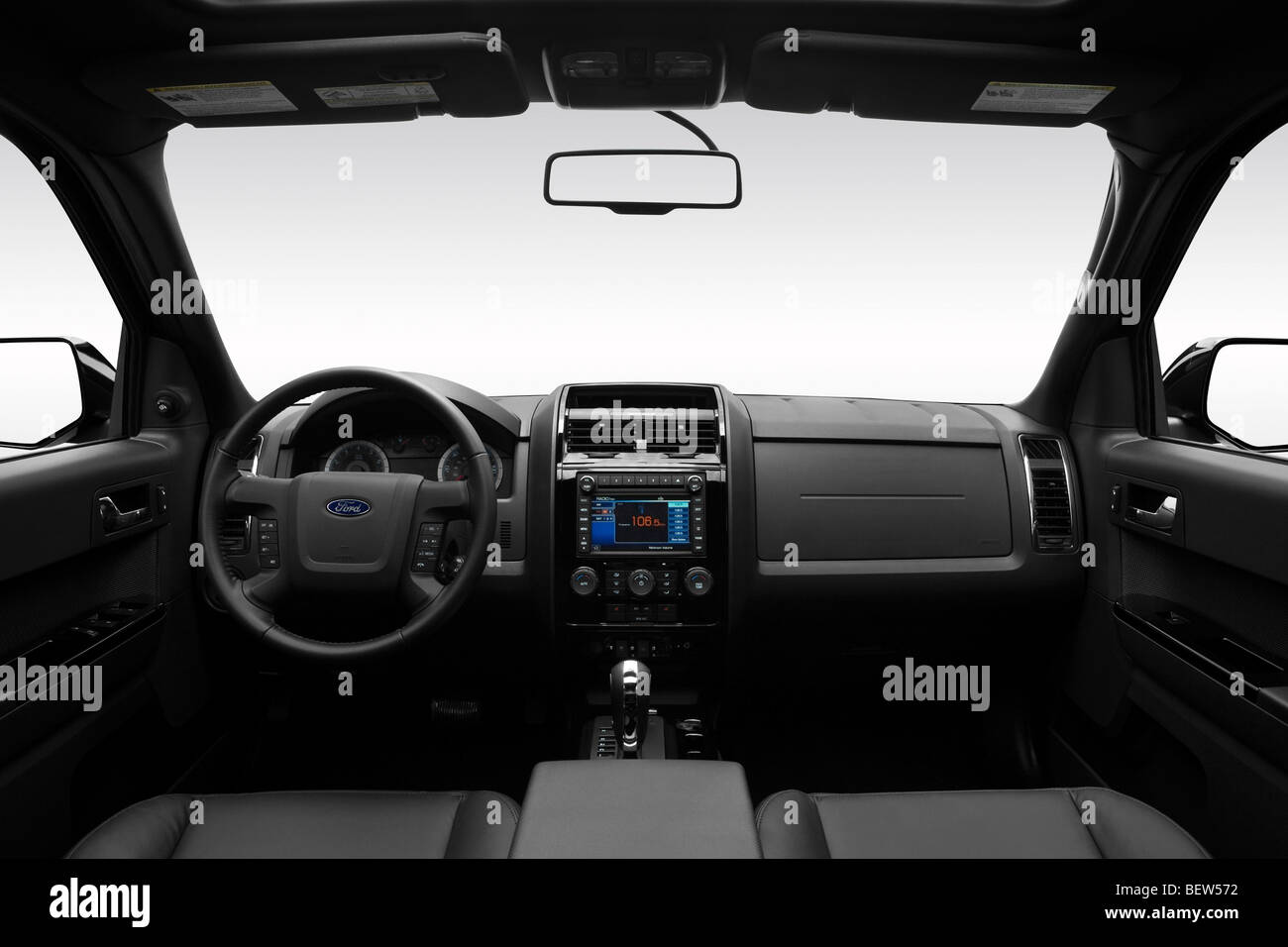 2010 Ford Escape limitata in nero - Cruscotto, consolle cambio di marcia visualizzare Foto Stock