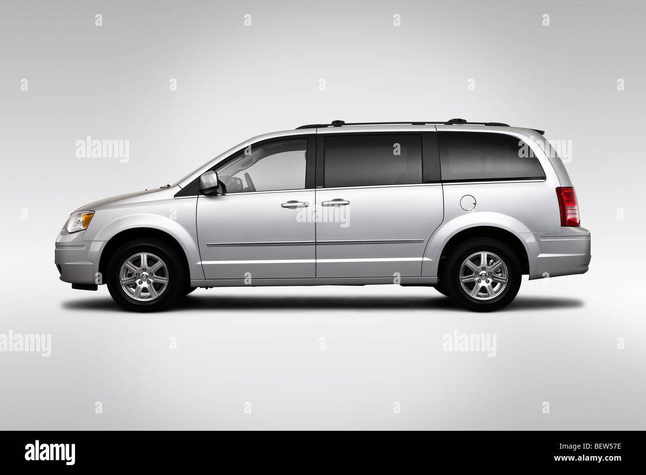 2010 Chrysler Town & Country Touring in argento - Driver Profilo laterale Foto Stock