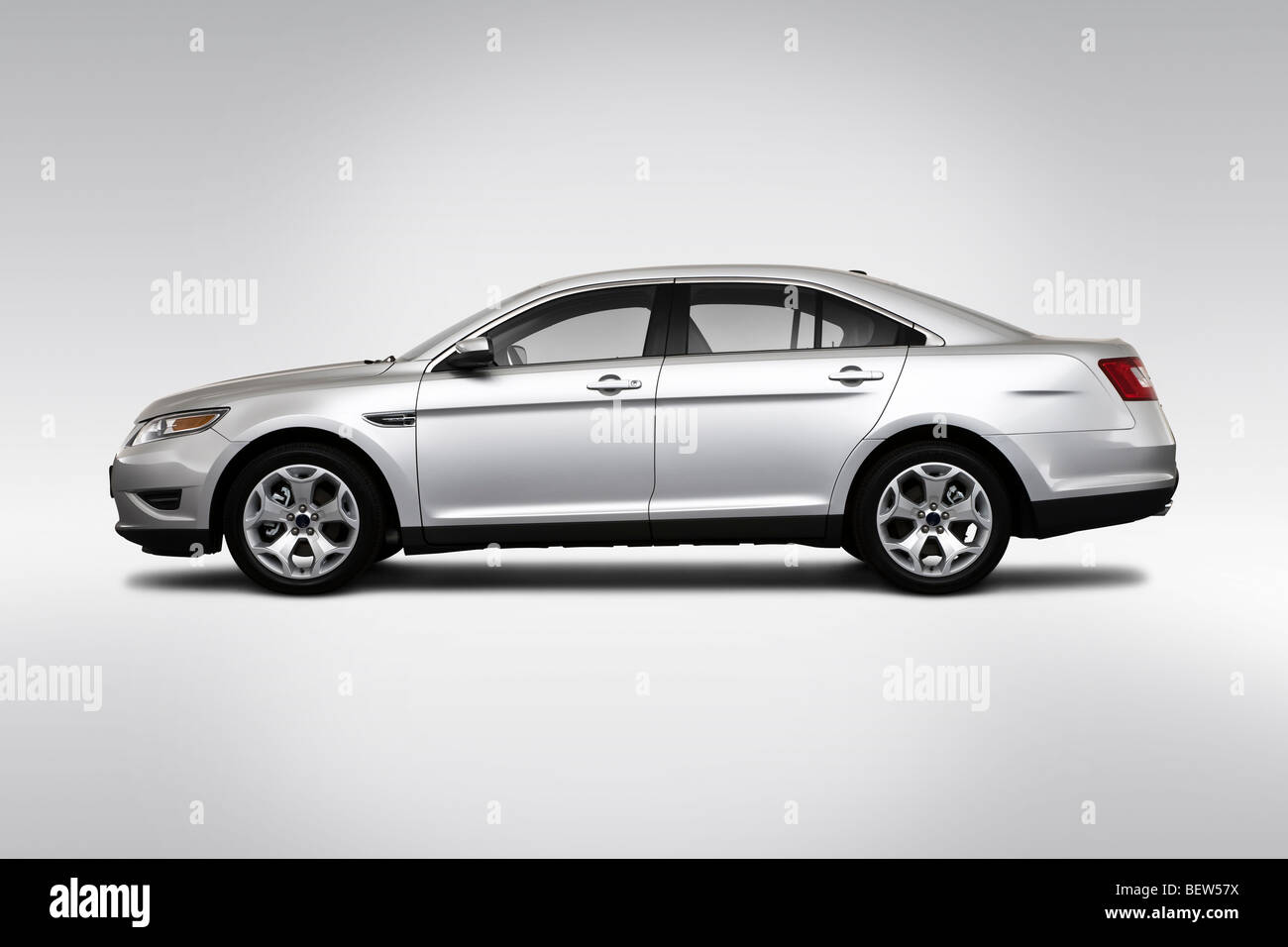 2010 Ford Taurus SEL in argento - Driver Profilo laterale Foto Stock
