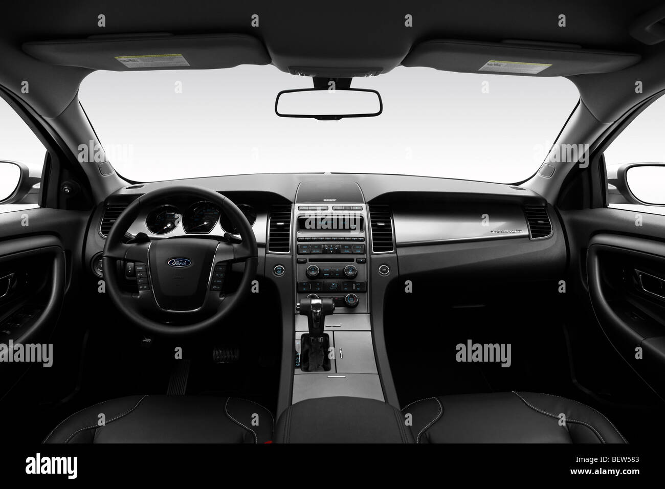 2010 Ford Taurus SEL in argento - Cruscotto, consolle cambio di marcia visualizzare Foto Stock