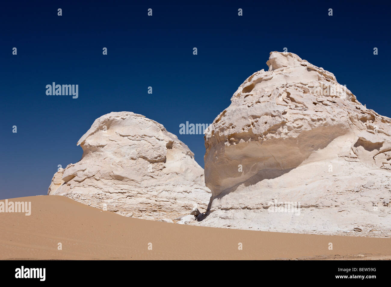Formazioni di pietra calcarea in White Desert National Park, Deserto Libico, Egitto Foto Stock