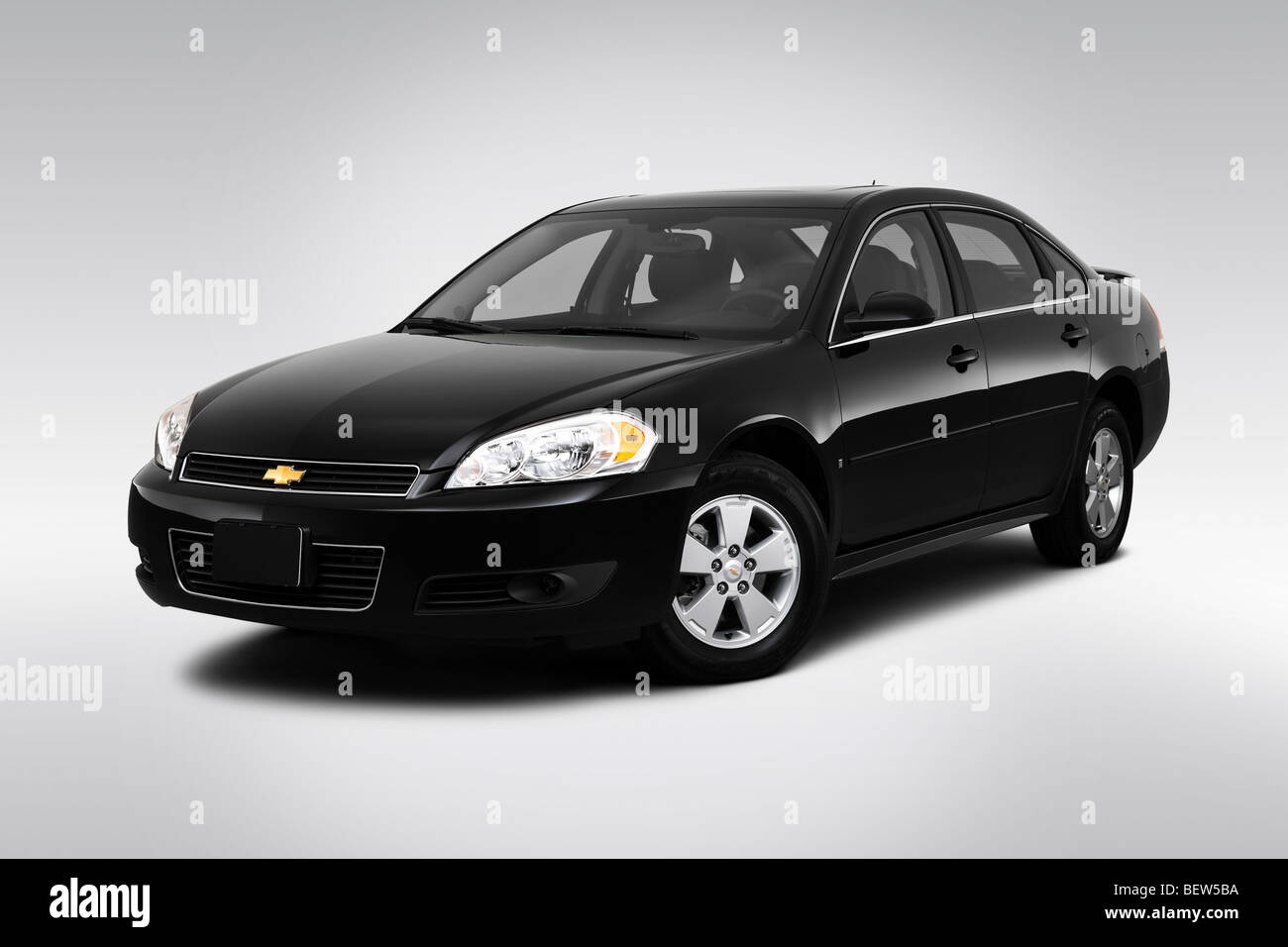 2010 Chevrolet Impala LT in nero - Vista anteriore angolare Foto Stock