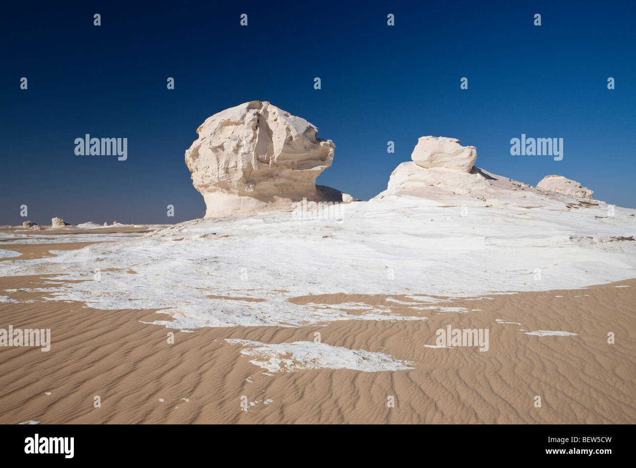 Formazioni di pietra calcarea in White Desert National Park, Deserto Libico, Egitto Foto Stock