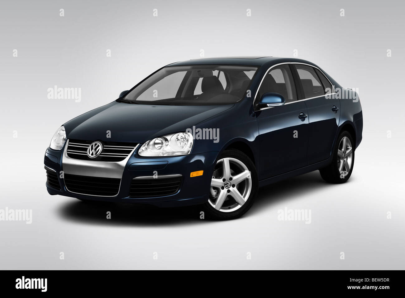 2010 Volkswagen Jetta TDI in blu - Vista anteriore angolare Foto Stock