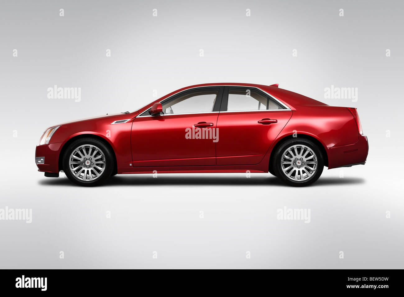 2010 Cadillac CTS collezione Premium in rosso - Driver Profilo laterale Foto Stock