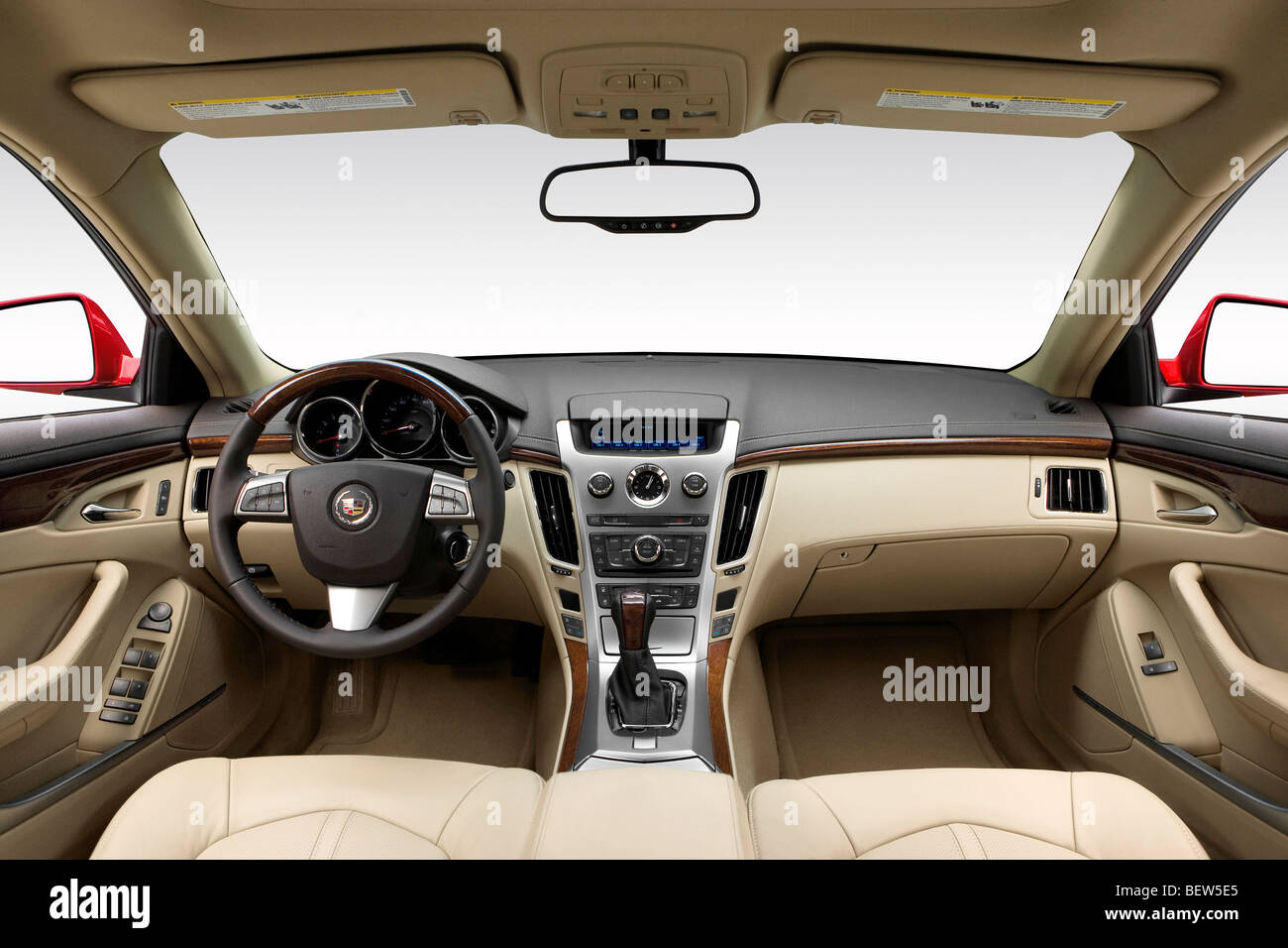 2010 Cadillac CTS collezione Premium in rosso - Cruscotto, consolle cambio di marcia visualizzare Foto Stock