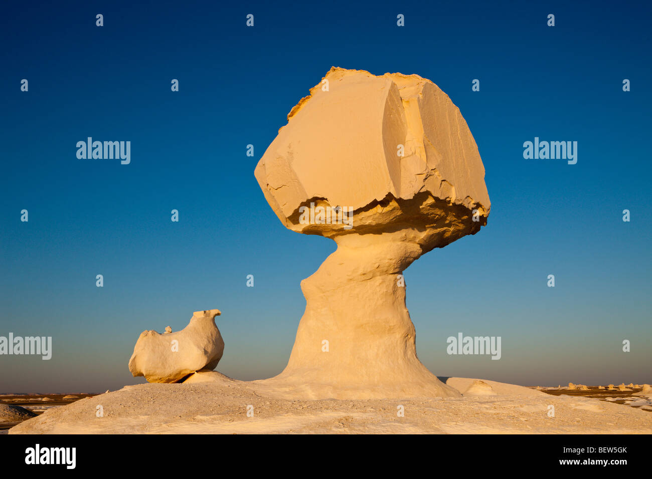 Tramonto in White Desert National Park, Deserto Libico, Egitto Foto Stock