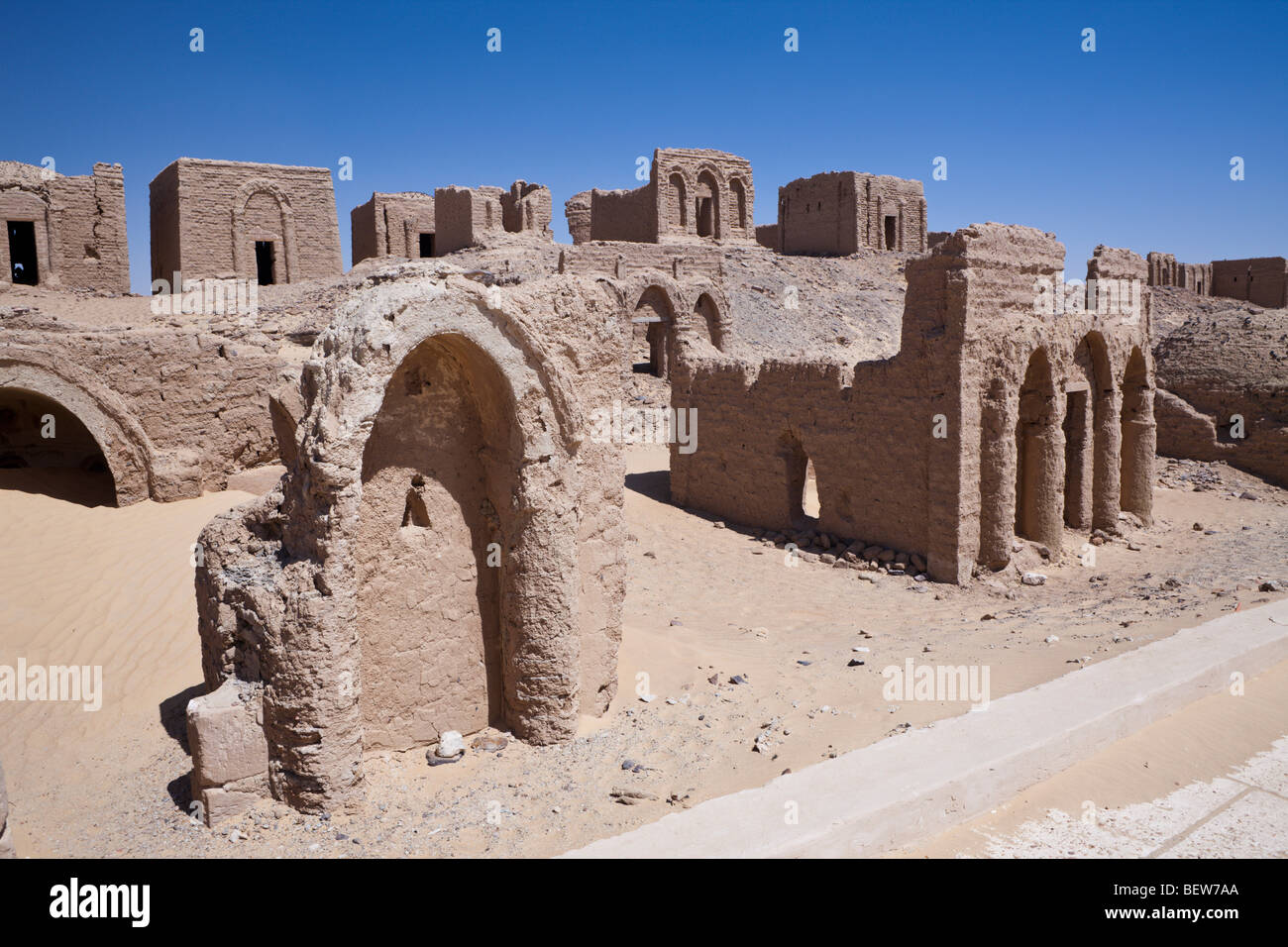 Necropoli di al-Bagawat nel cimitero Charga oasi nel deserto libico, Egitto Foto Stock