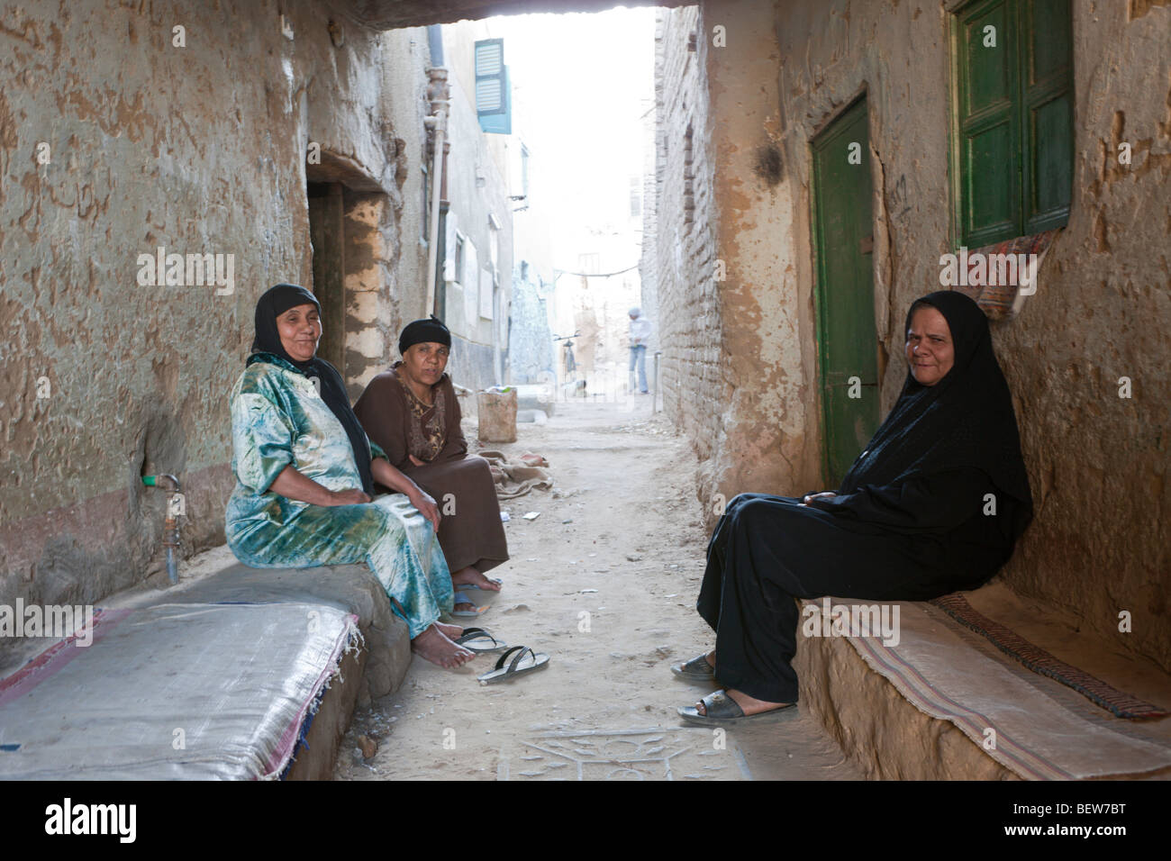 Scena di strada di Charga oasi nel deserto libico, Egitto Foto Stock