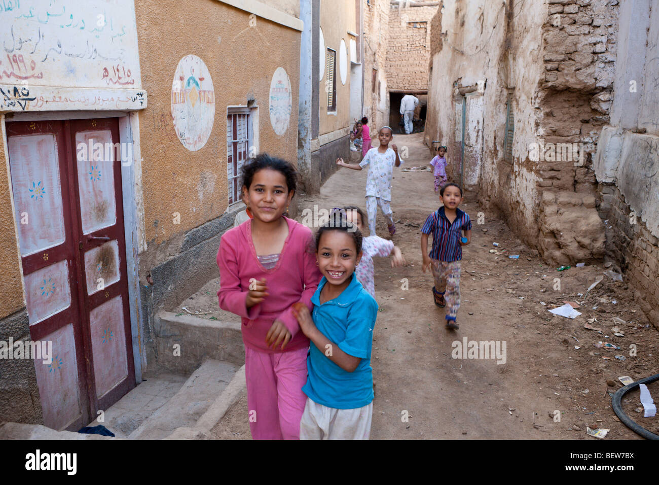 Scena di strada di Charga oasi nel deserto libico, Egitto Foto Stock