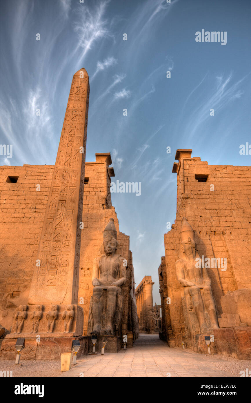 Ingresso del Tempio di Luxor con il Tempio di Ramesses II statue e obelisco di Luxor, Egitto Foto Stock