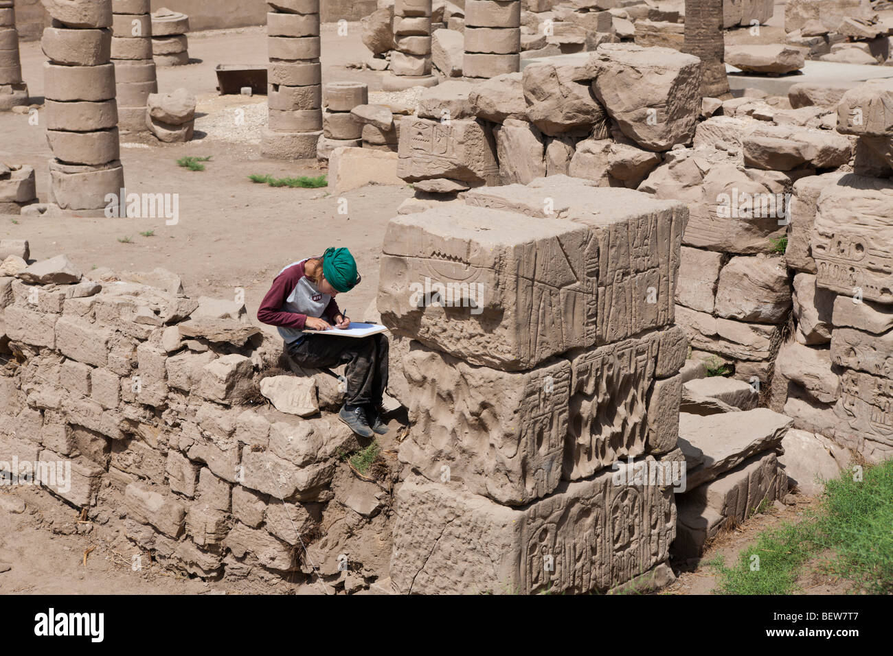 Archeologo al Tempio di Karnak Luxor Egitto Foto Stock