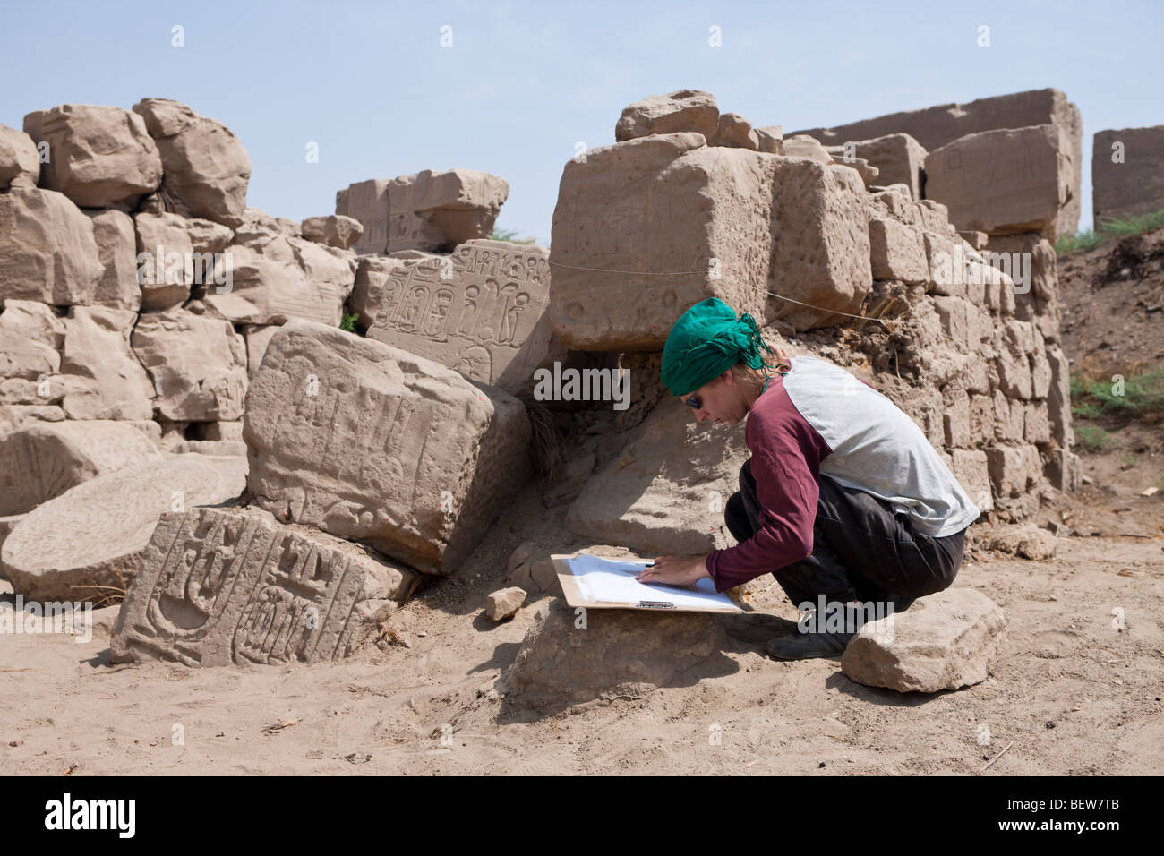 Archeologo al Tempio di Karnak Luxor Egitto Foto Stock