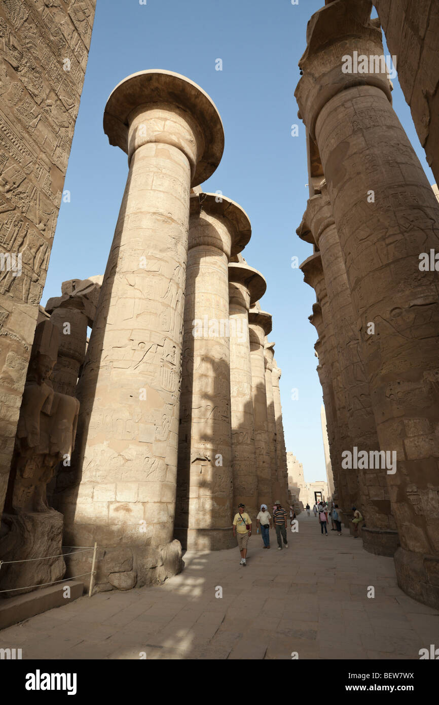 Pilastri del grande Hypostyle Hall presso il Tempio di Karnak Luxor Egitto Foto Stock