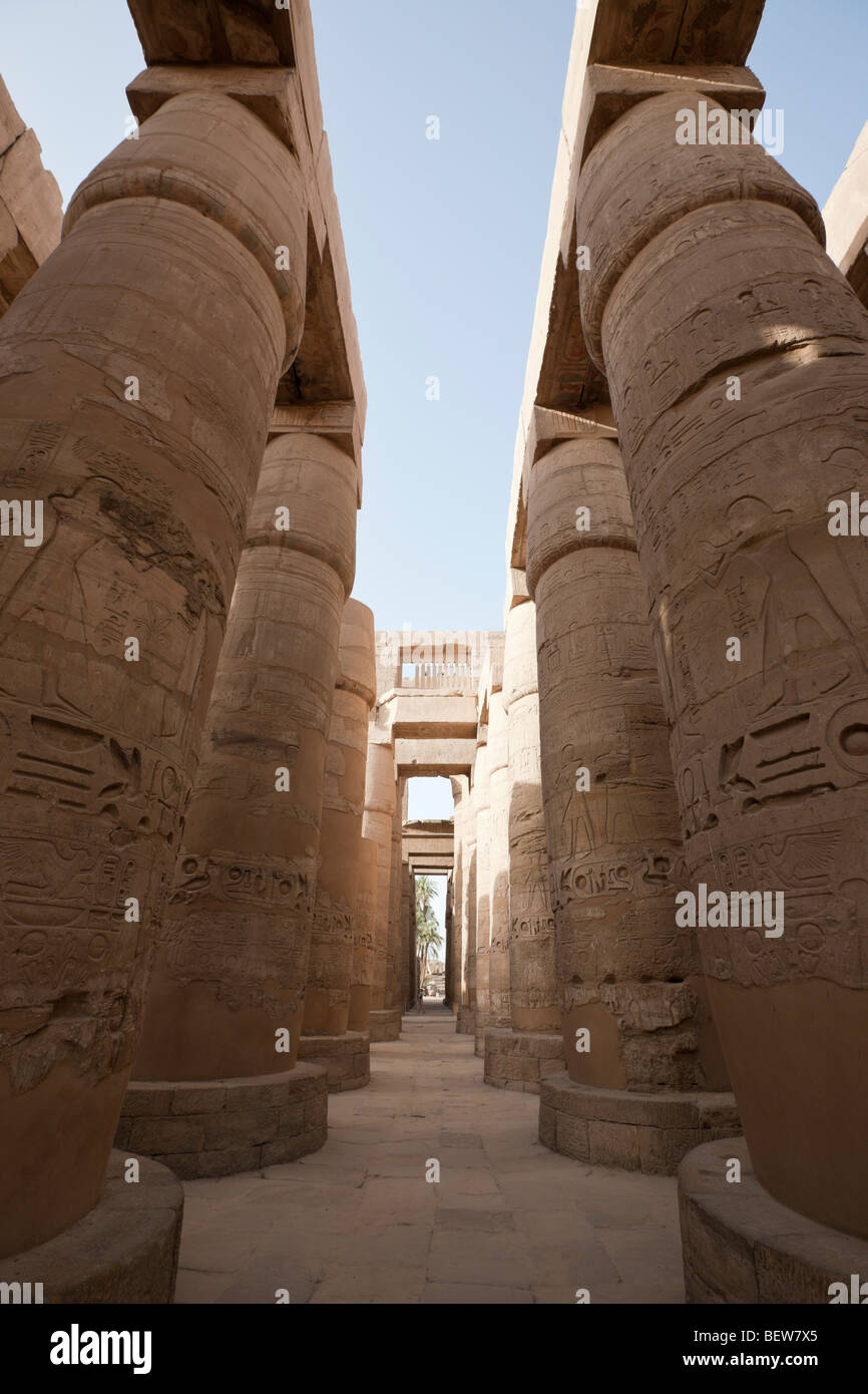 Pilastri del grande Hypostyle Hall presso il Tempio di Karnak Luxor Egitto Foto Stock