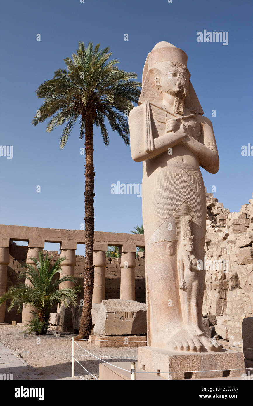 Statua di Pinodjem all'interno del Tempio di Karnak Luxor Egitto Foto Stock