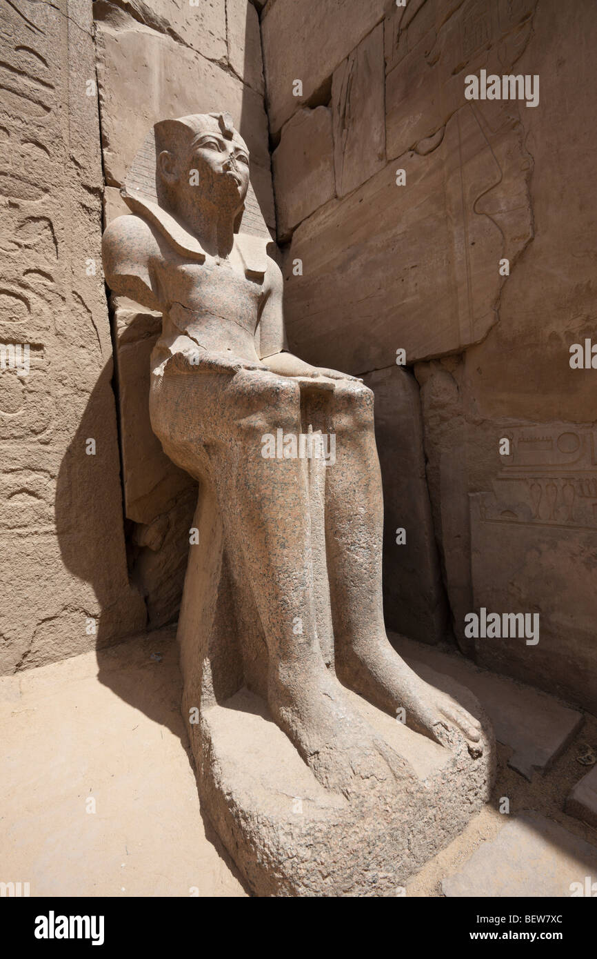 Statua di Thutmosi III all'interno del Tempio di Karnak Luxor Egitto Foto Stock