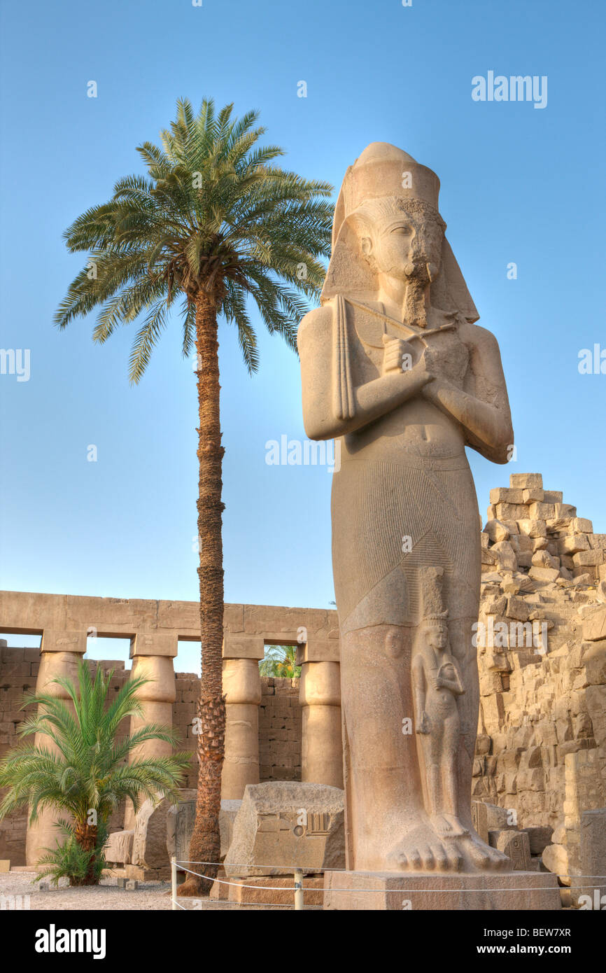 Statua di Pinodjem all'interno del Tempio di Karnak Luxor Egitto Foto Stock