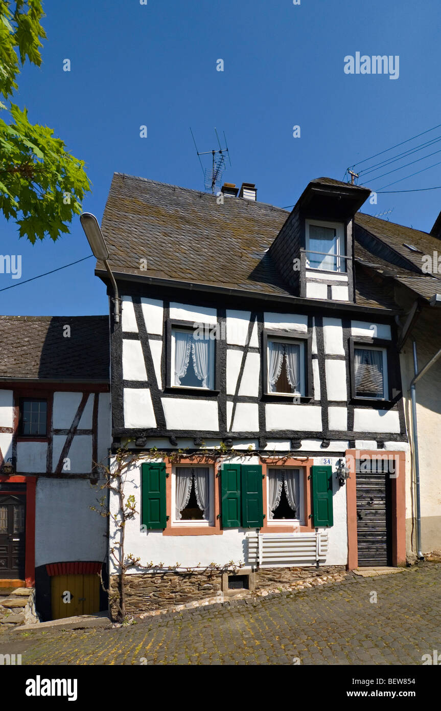Semi-Timber house a Enkirch sulla Mosella, Renania-Palatinato, Germania Foto Stock