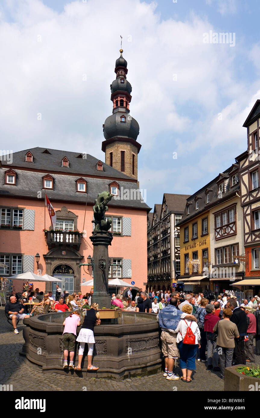 I turisti presso la piazza del mercato di Cochem, Renania-Palatinato, Germania Foto Stock