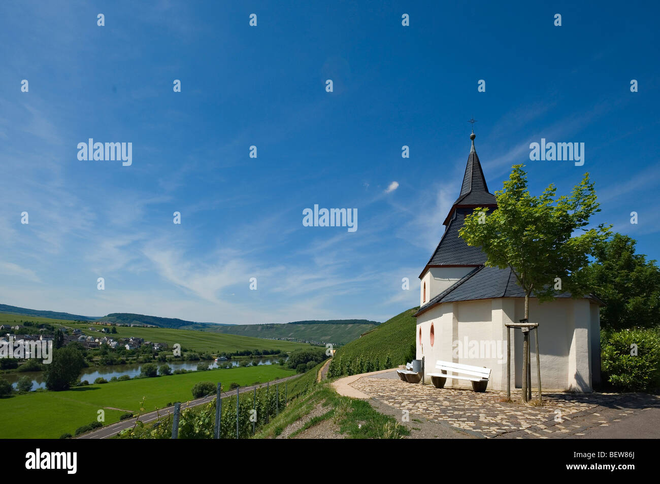 Saint Lawrence Cappella presso la Mosella riverside vicino Trittenheim, Renania-Palatinato, Germania Foto Stock