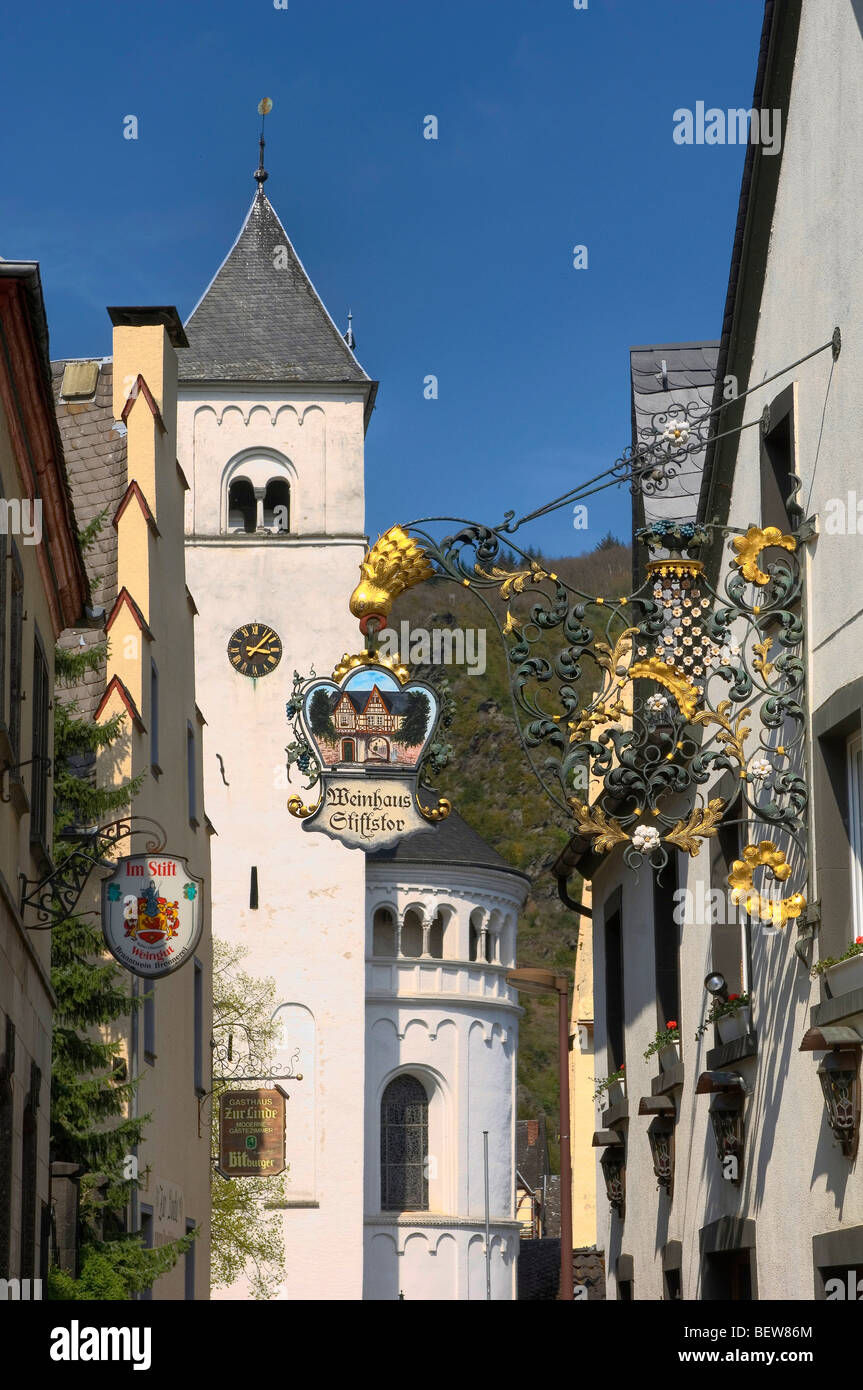 Inn segno di fronte al San Castor chiesa abbaziale, Treis-Karden, Renania-Palatinato, Germania Foto Stock