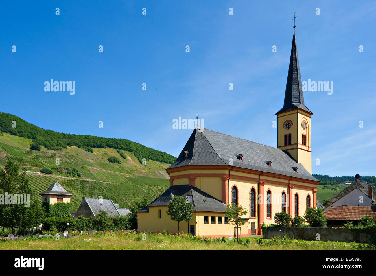 Vista esterna del Trittenheim chiesa parrocchiale, Germania Foto Stock