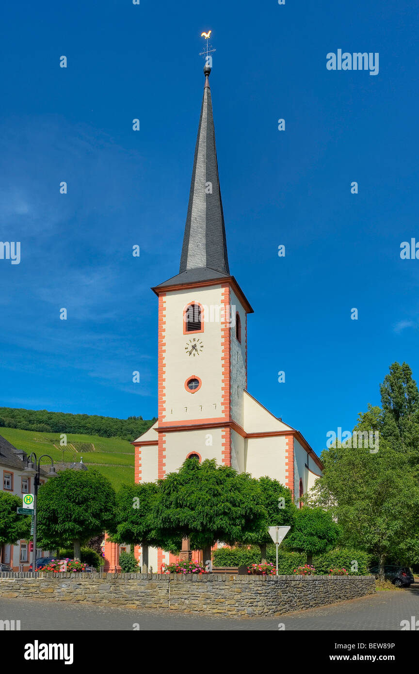 Vista esterna del San Michele chiesa parrocchiale, Piesport, Germania Foto Stock