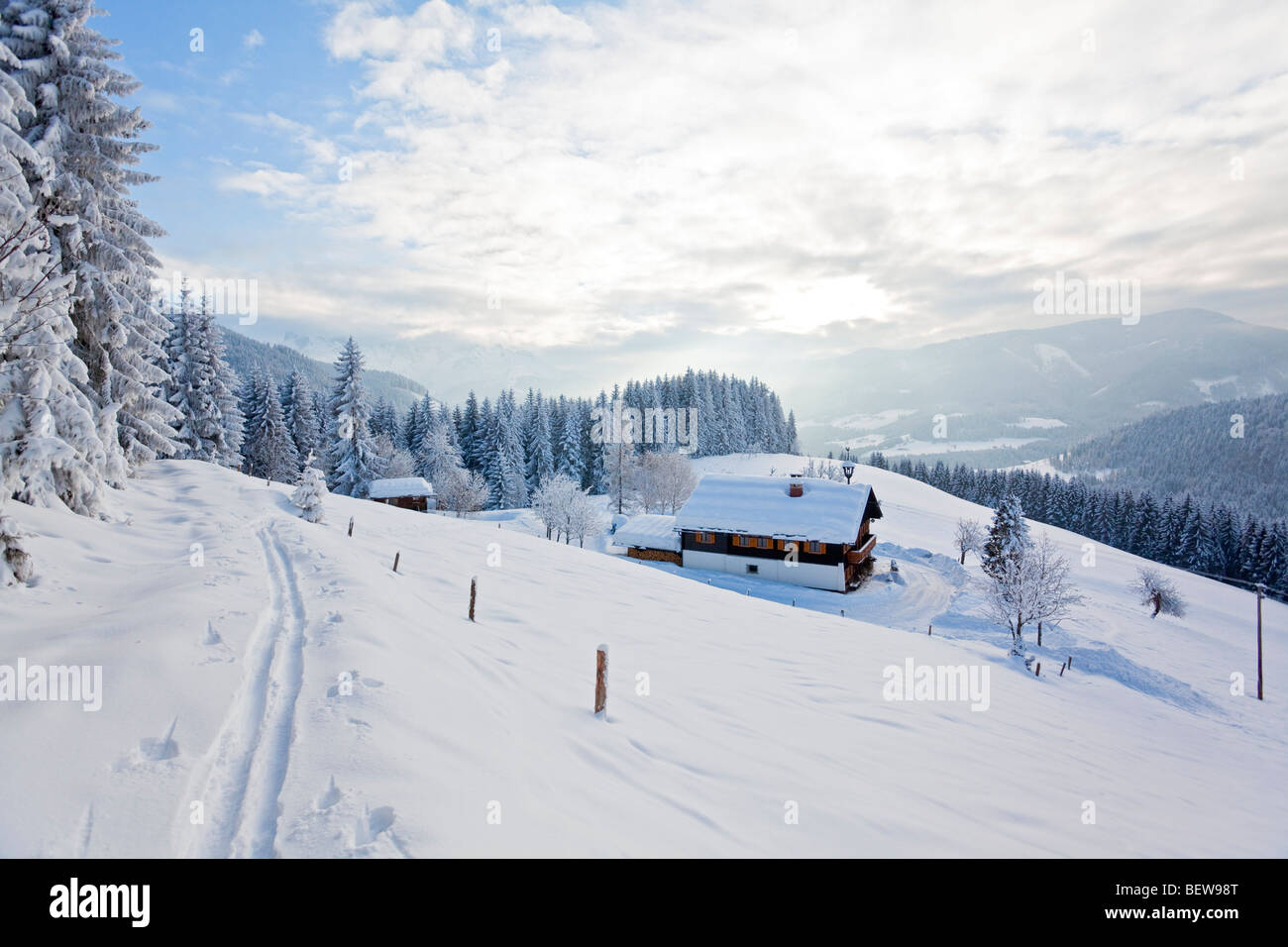 Baita alpina su una coperta di neve clearing, Annaberg-Lungoetz, Salzburger Land, Austria Foto Stock