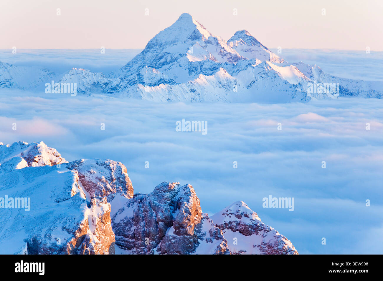 Cime circondato dalle nuvole, Stiria, Austria, ad alto angolo di visione Foto Stock
