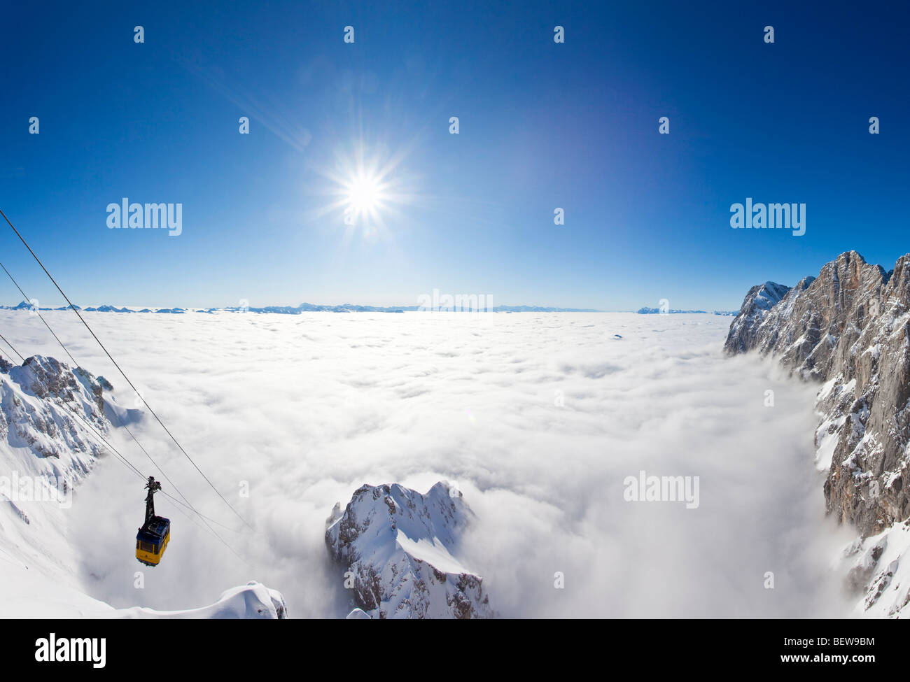 Funivia e telecabina sopra le nuvole al Dachsteingebirge, Ramsau am Dachstein, Stiria, Austria, ad alto angolo di visione Foto Stock
