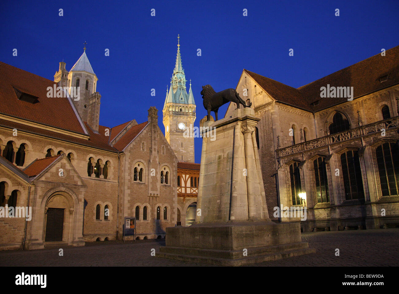 Piazza Castello con Lion di Brunswick monumento Cattedrale di San Biagio e il castello di Dankwarderode al blue ora Braunschweig Germania Foto Stock