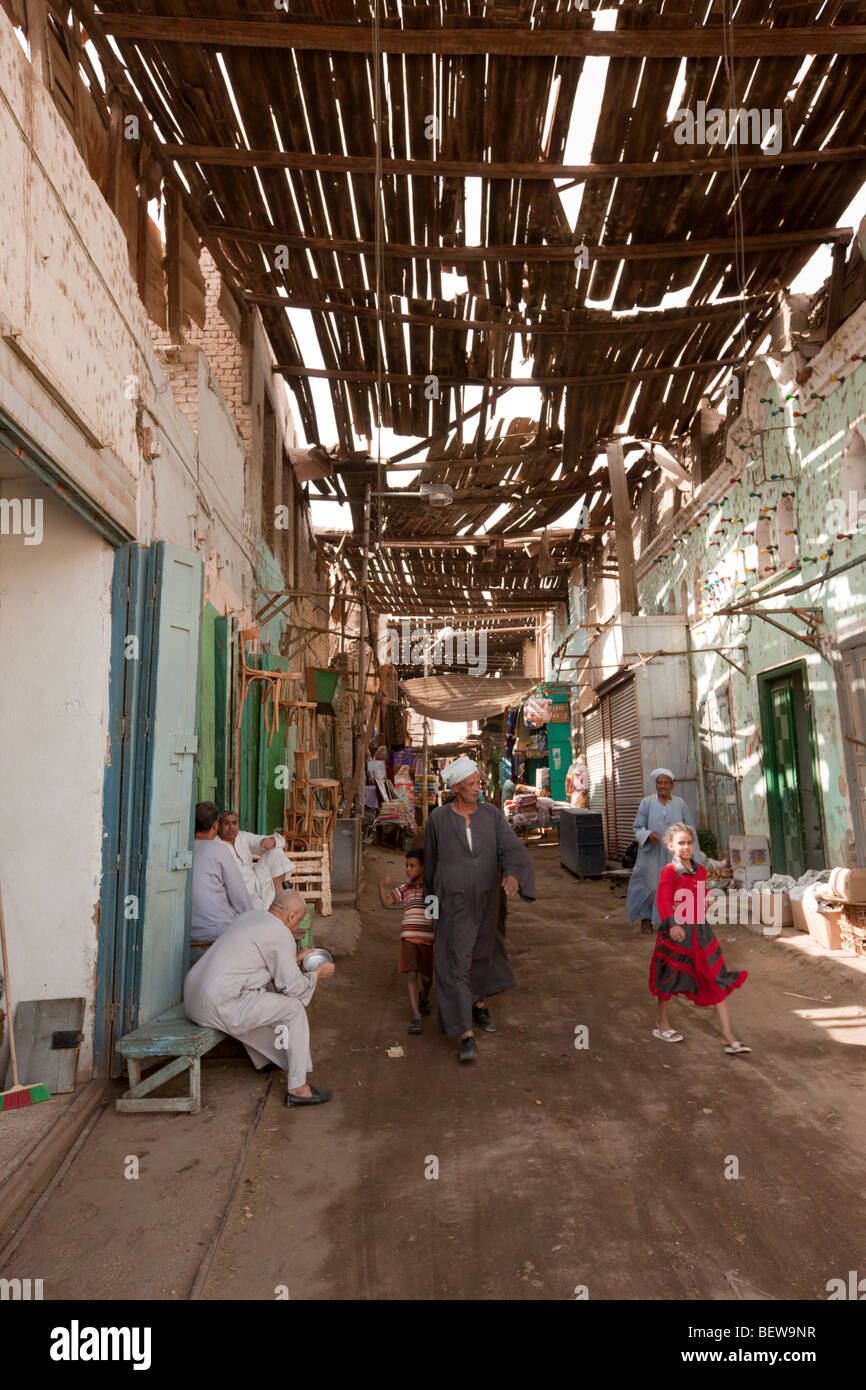 Scena di strada di Esna, Esna, Egitto Foto Stock
