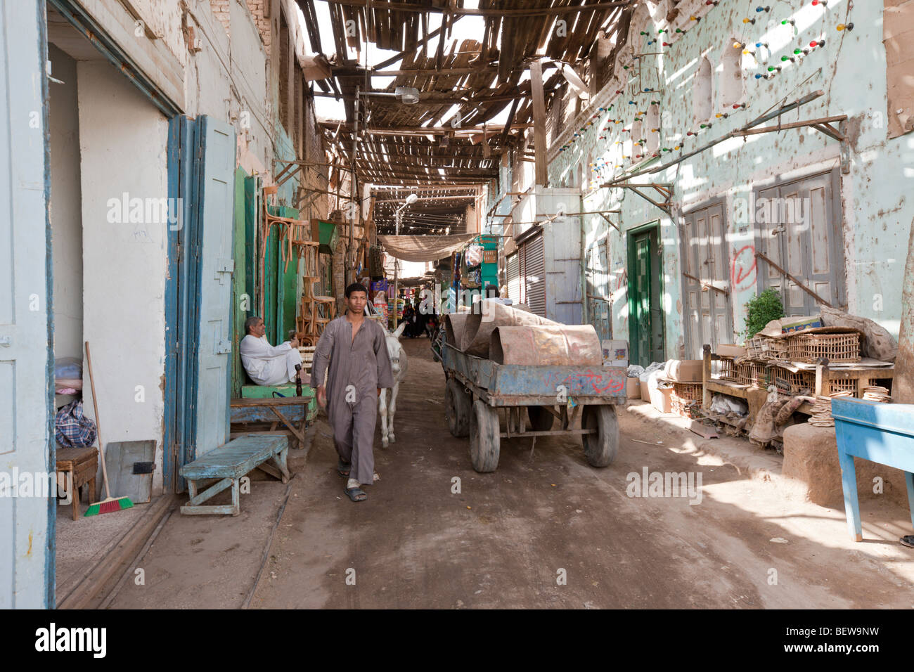 Scena di strada di Esna, Esna, Egitto Foto Stock
