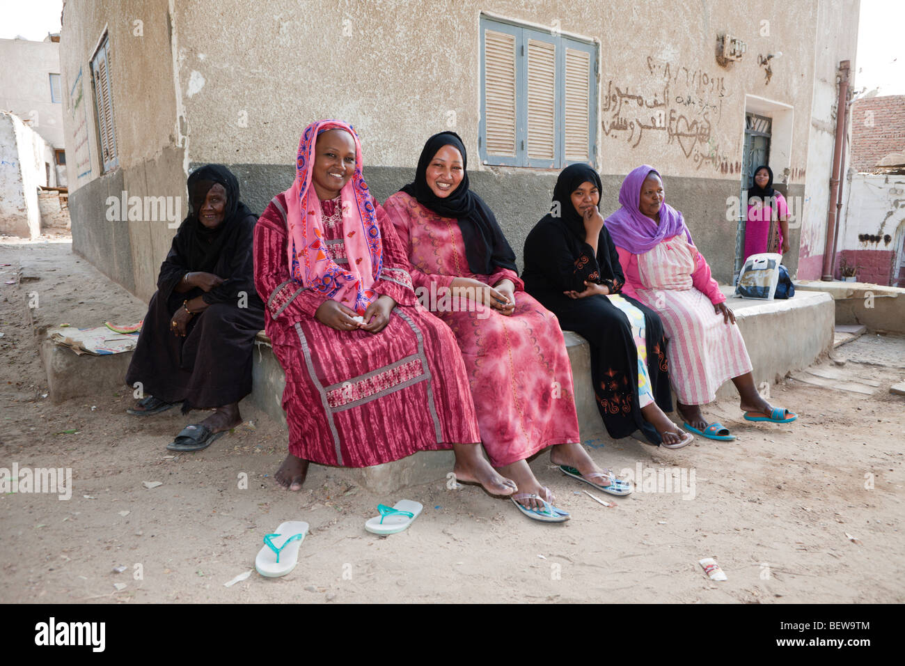 Le donne del villaggio Nubiano sull isola Elefantina, Aswan, Egitto Foto Stock