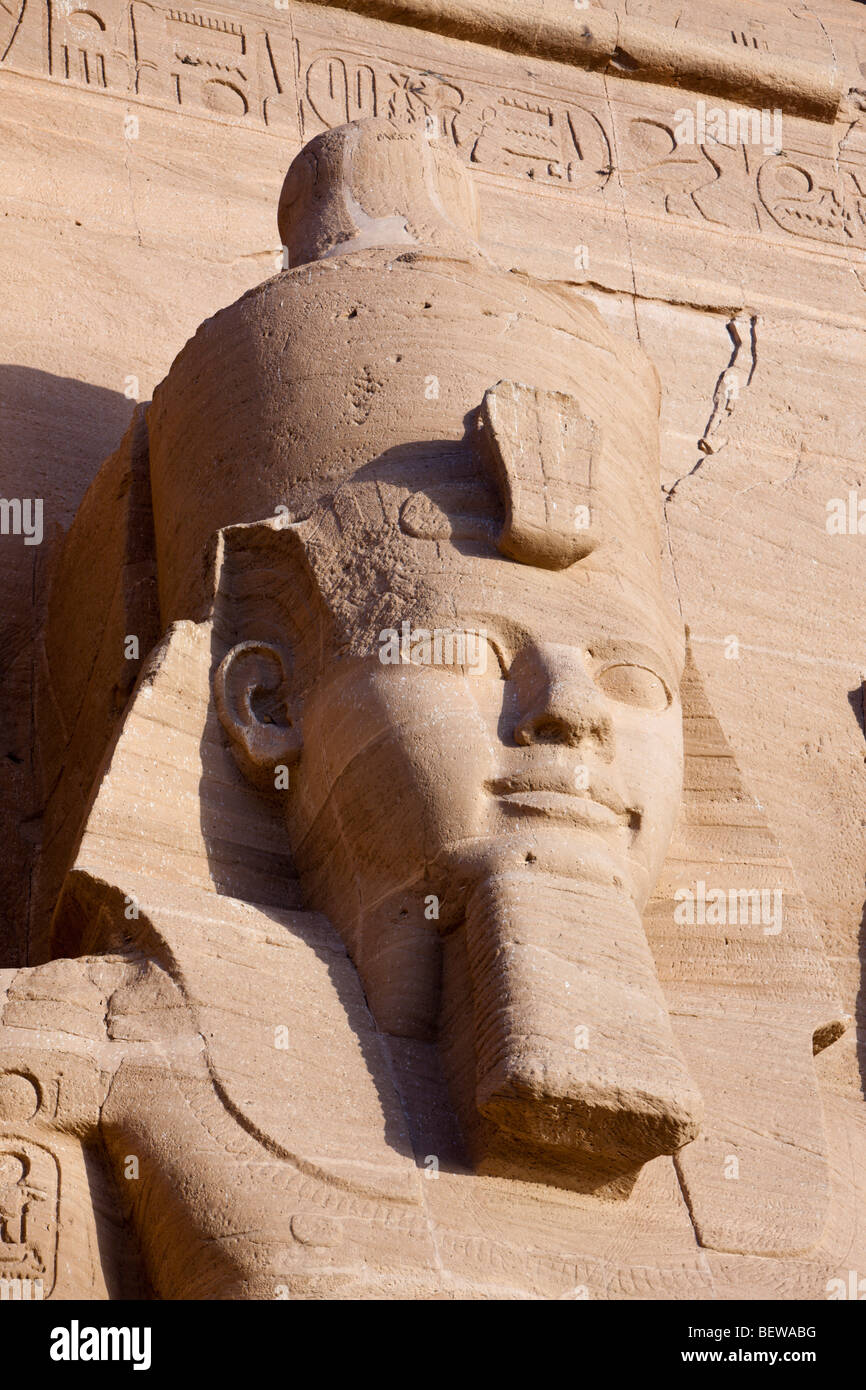 Statua colossale di Pharao Ramesse II, Abu Simbel Egitto Foto Stock