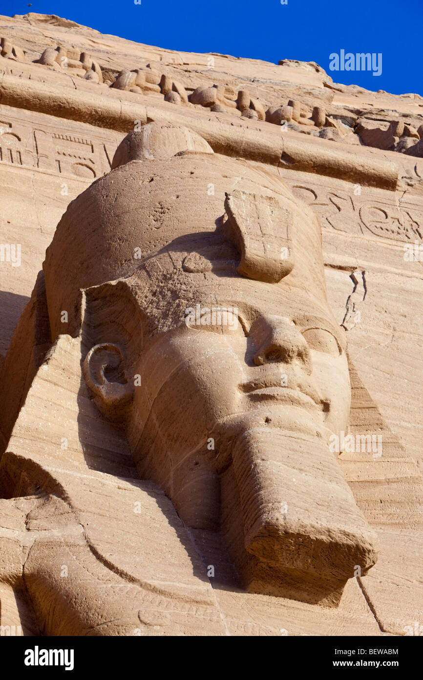 Statua colossale di Pharao Ramesse II, Abu Simbel Egitto Foto Stock