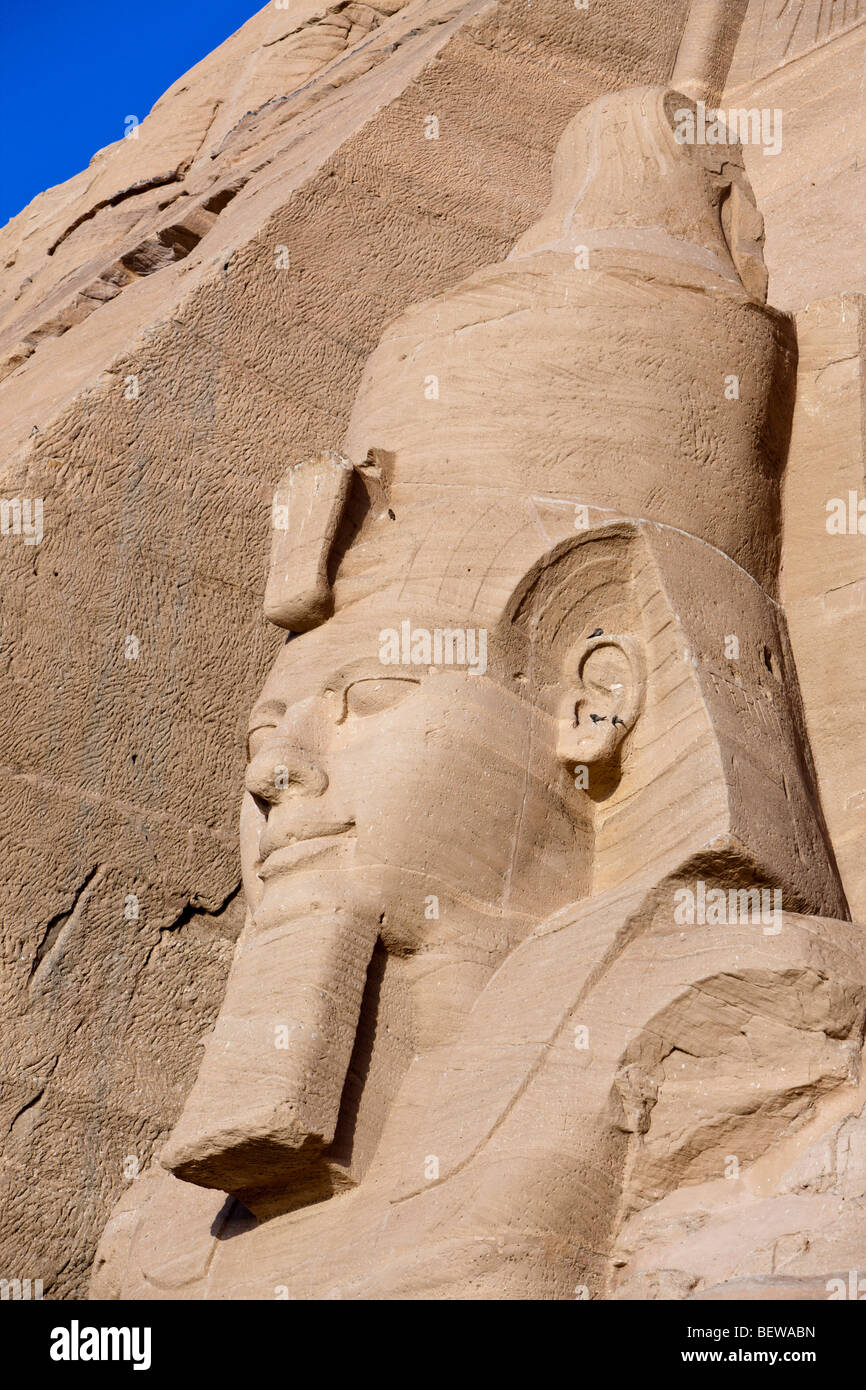 Statua colossale di Pharao Ramesse II, Abu Simbel Egitto Foto Stock