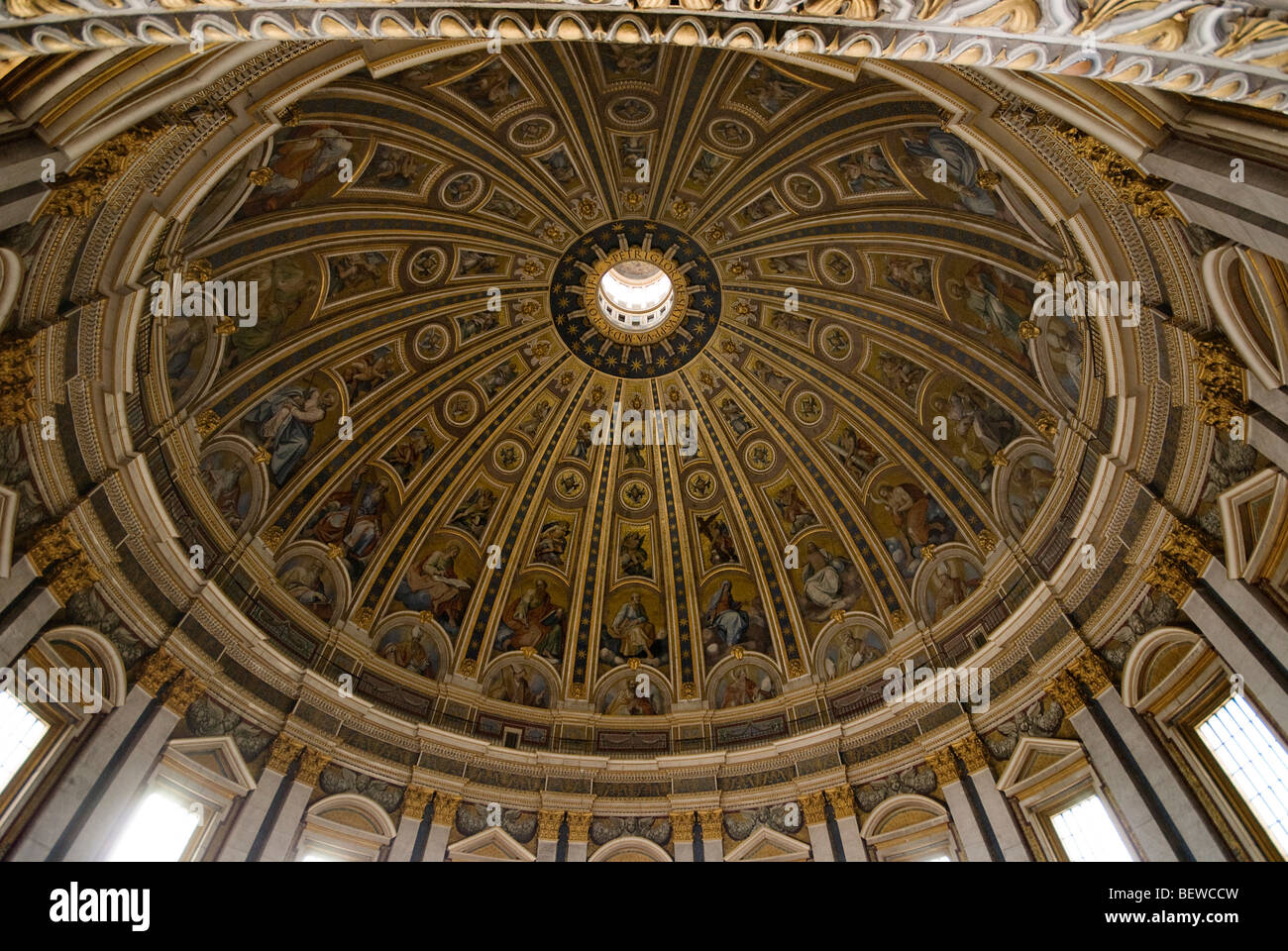 Vista interna della cupola della Basilica di San Pietro a Roma, Città del Vaticano, vista dal basso Foto Stock