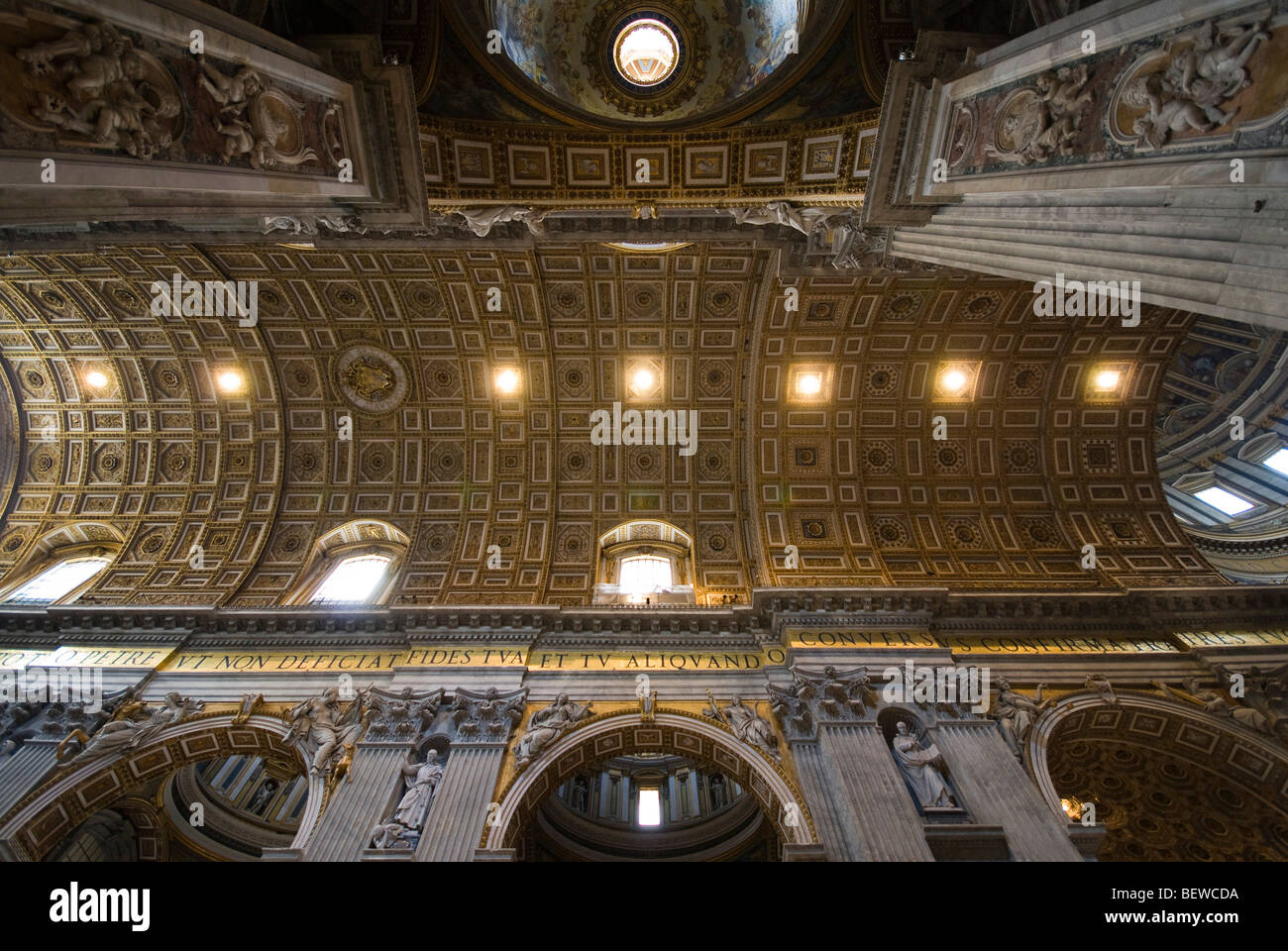 Botte di Saint Peters Cathedral, Rom, Città del Vaticano, vista dal basso Foto Stock