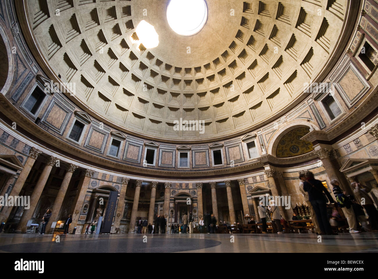 Vista interna del Pantheon con cupola e ad ampia angolazione Foto Stock