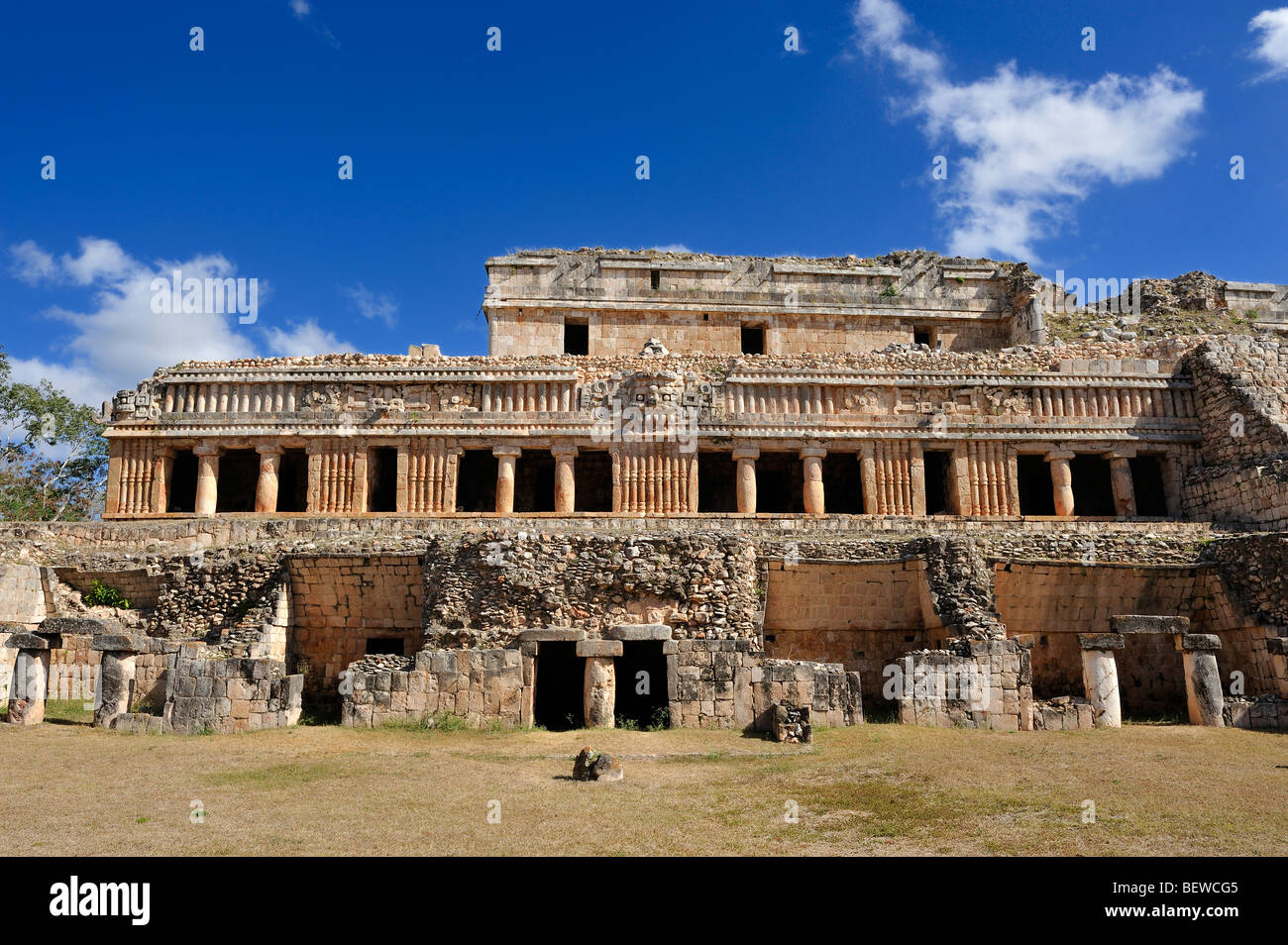 Il Grande Palazzo (El Palacio) presso le rovine Maya di sito di Sayil, Yucatan, Messico Foto Stock