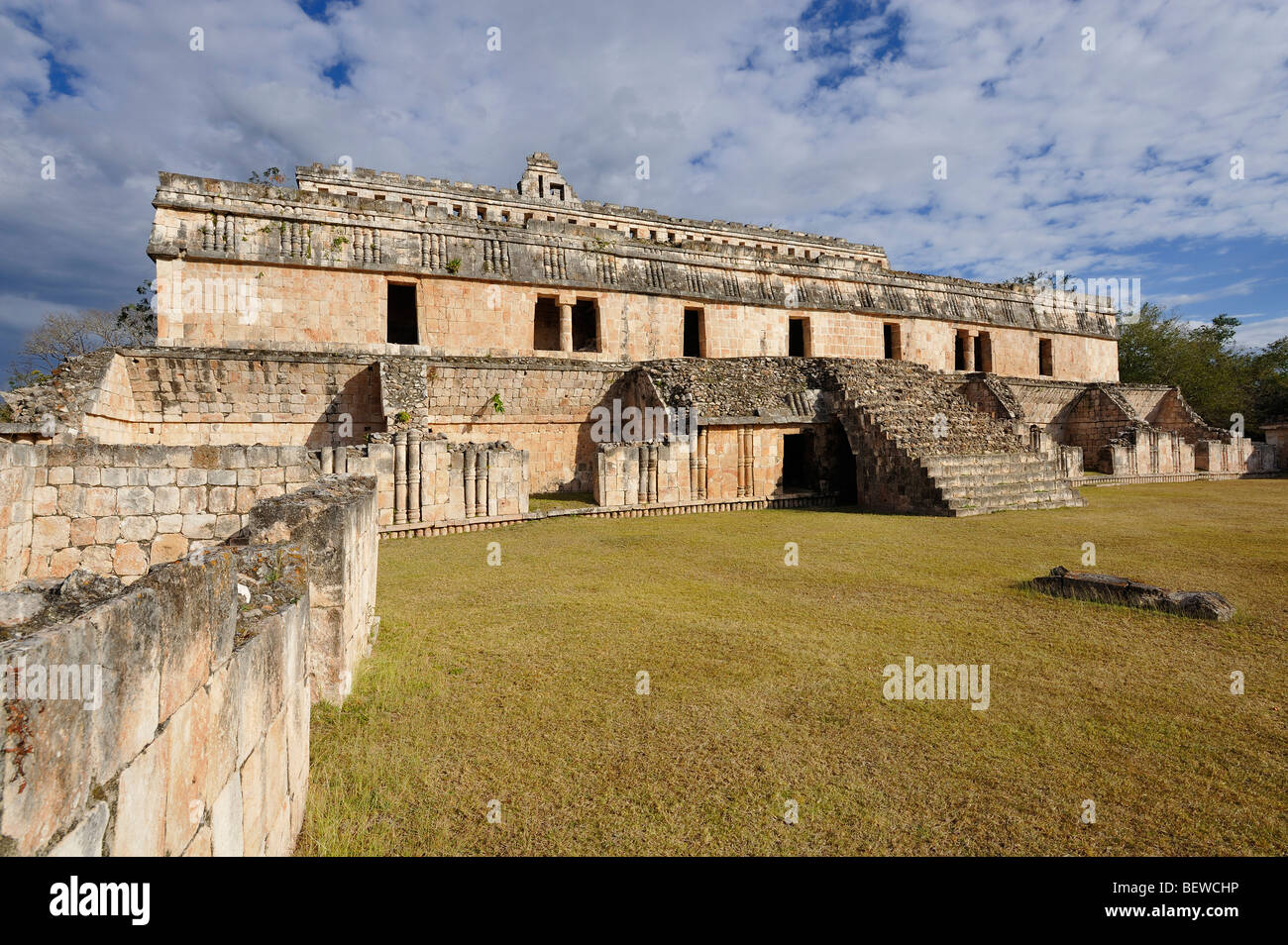 Il Palazzo (Palacio Teocalli) presso le rovine Maya di sito di Kabah Foto Stock