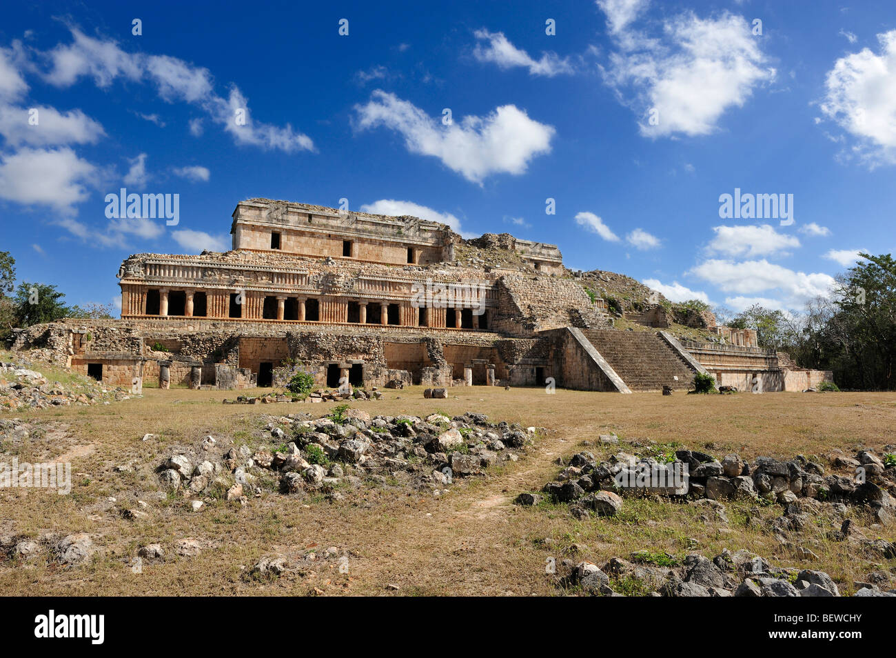 Vista del grande palazzo (El Palacio) presso le rovine Maya di sito di Sayil, Yucatan, Messico Foto Stock