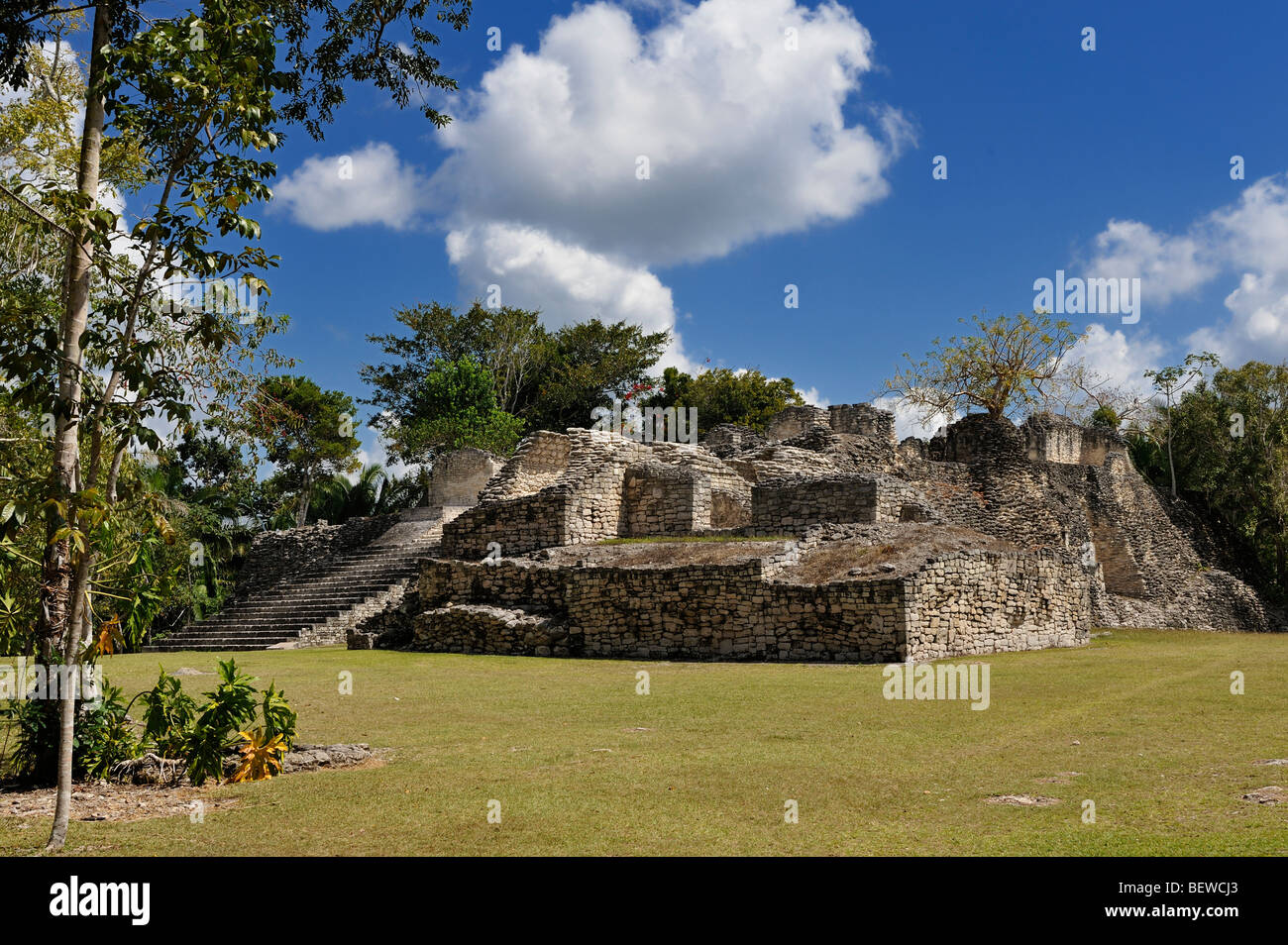 Rovina del tempio al Maya sito dello scavo di Kohunlich, Quintana Roo, Messico Foto Stock