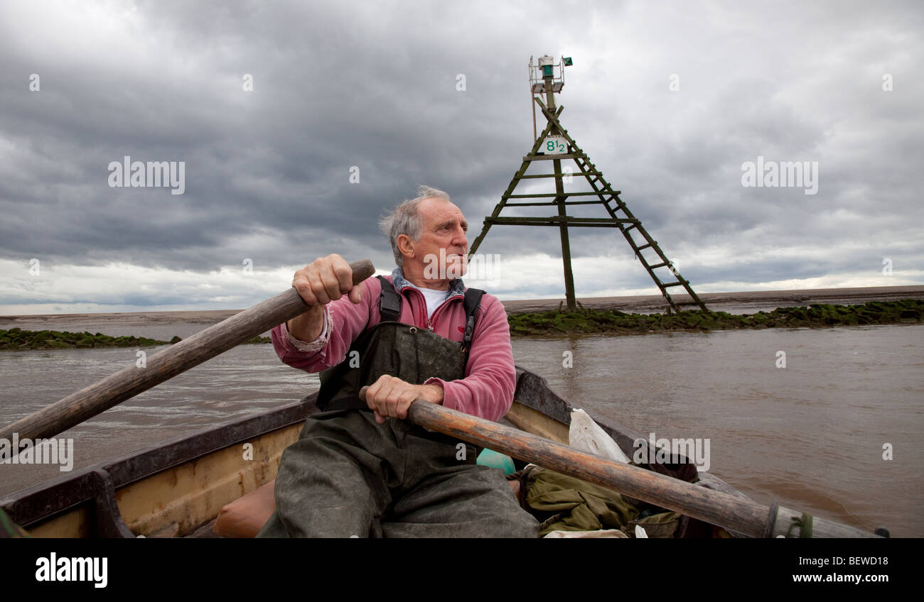 Salmone commerciale pescatore a monte di canottaggio sul fiume Ribble Regno Unito Foto Stock
